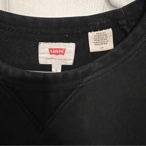 5/$100 Levi’s Black Crewneck